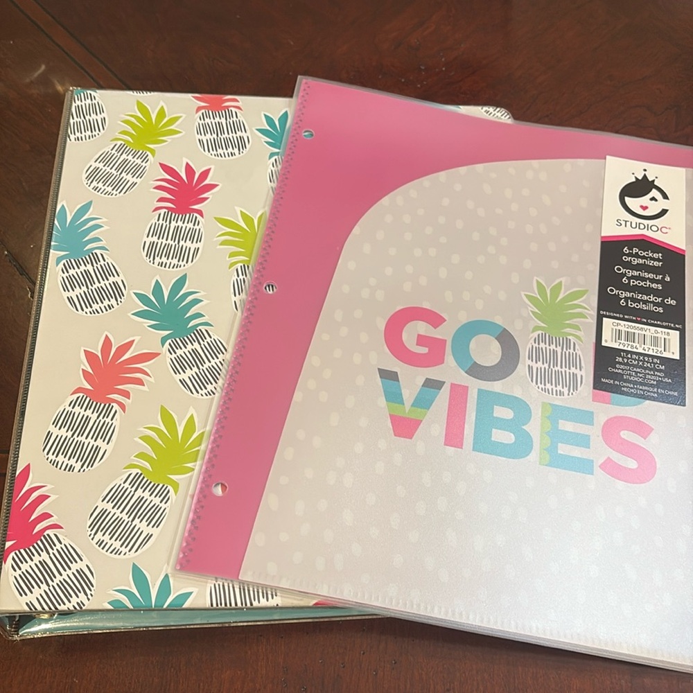 Set of one 1” binder and a 6-pocket organizer from “The Good Vibes” Collection.